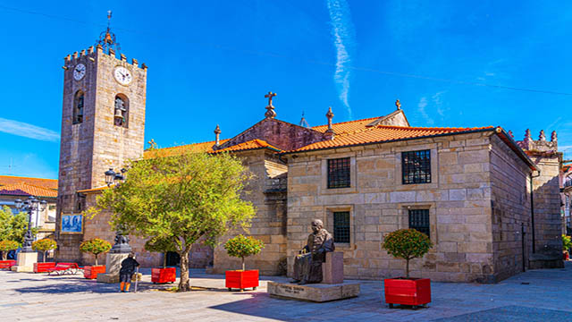 A antiga garagem do Porto que junta motas e petiscos